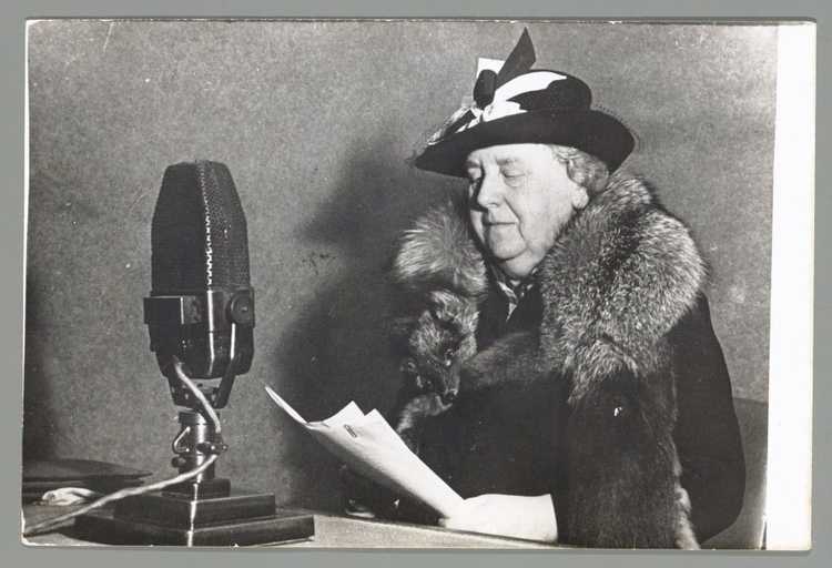 Koningin Wilhelmina voor radio Oranje