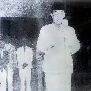 Soekarno roept de onafhankelijkheid uit